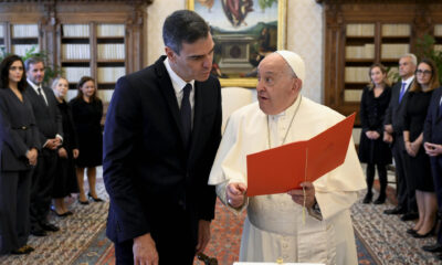 El papa Francisco y el presidente del Gobierno, Pedro Sánchez durante su encuentro este viernes en el Vaticano. EFE/Mario Tomassetti/ Prensa del Vaticano/ POOL / SOLO USO EDITORIAL/SOLO DISPONIBLE PARA ILUSTRAR LA NOTICIA QUE ACOMPAÑA (CRÉDITO OBLIGATORIO)