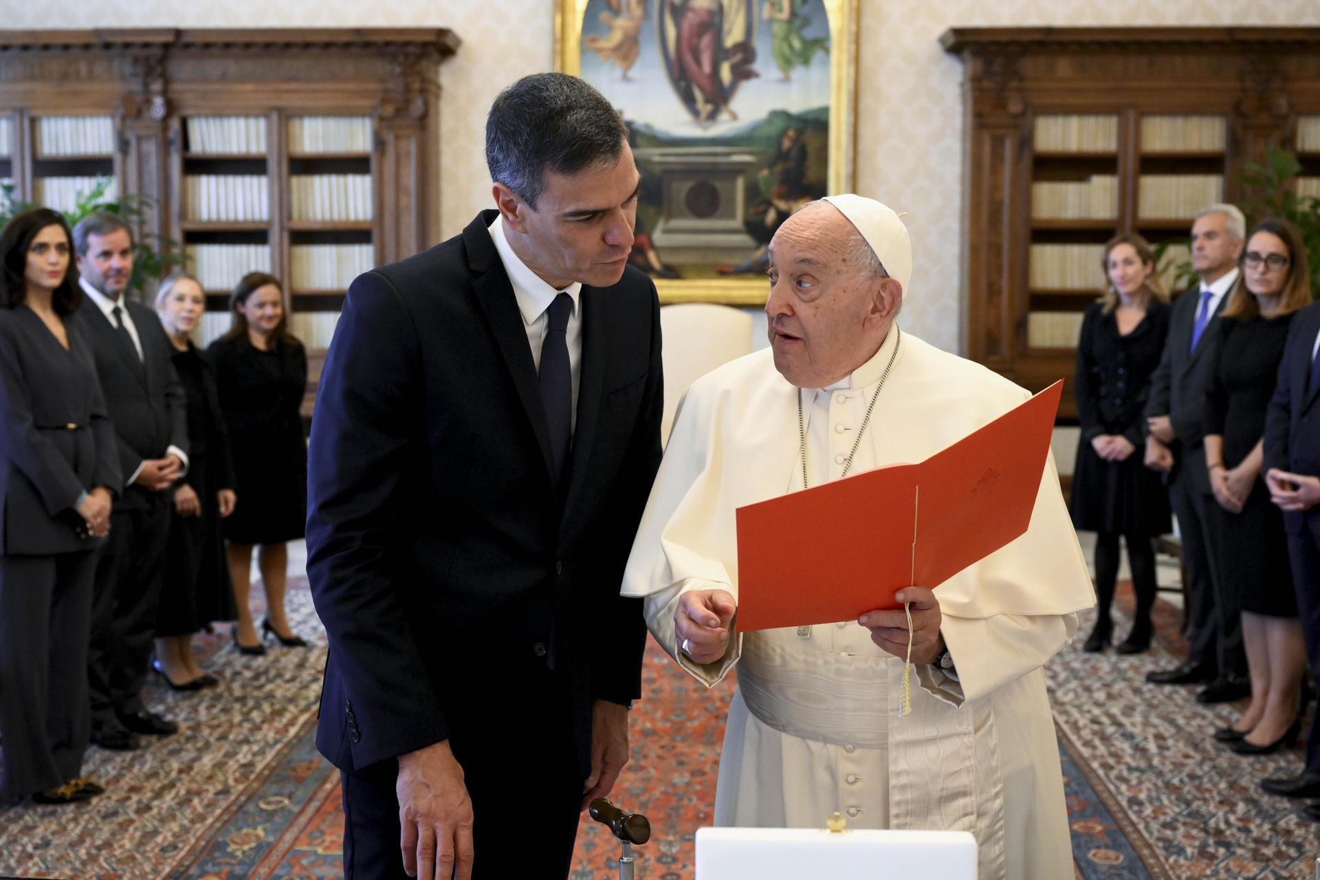 El papa Francisco y el presidente del Gobierno, Pedro Sánchez durante su encuentro este viernes en el Vaticano. EFE/Mario Tomassetti/ Prensa del Vaticano/ POOL / SOLO USO EDITORIAL/SOLO DISPONIBLE PARA ILUSTRAR LA NOTICIA QUE ACOMPAÑA (CRÉDITO OBLIGATORIO)