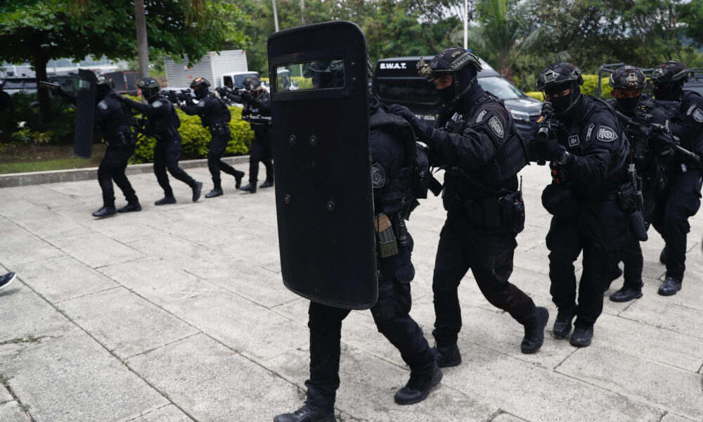 Integrantes del grupo SWAT de la Policía colombiana se preparan para dar seguridad durante la COP16 este 11 de octubre de 2024 en Cali (Colombia). EFE/Ernesto Guzmán