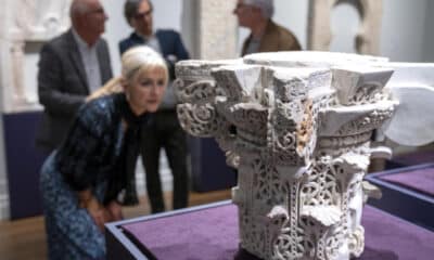 La consejera de Cultura de la Junta de Andalucía, Patricia del Pozo, observa un capitel romano del siglo IV D.C., durante la presentación de la exposición 'Medina Azahara, la radiante capital de la España musulmana', este martes, en el Instituto para el estudio del mundo antiguo de Nueva York (Estados Unidos). EFE/ Ángel Colmenares