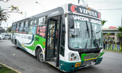 Fotografía de un autobús con una llanta desinflada este viernes en Lima, en el paro de 72 horas de los transportadores peruanos en protesta contra la criminalidad en Lima y Callao. EFE/ John Reyes Mejia