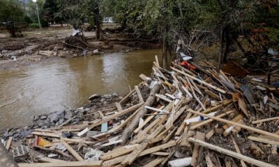 Fotografía del 3 de octubre de escombros a lo largo de las orillas de un río tras las inundaciones provocadas por el huracán Helene en Estados Unidos. EFE/ERIK S. LESSER