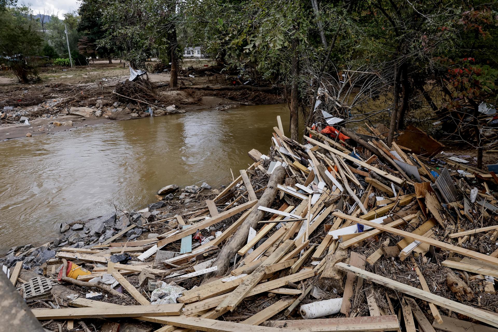 Fotografía del 3 de octubre de escombros a lo largo de las orillas de un río tras las inundaciones provocadas por el huracán Helene en Estados Unidos. EFE/ERIK S. LESSER