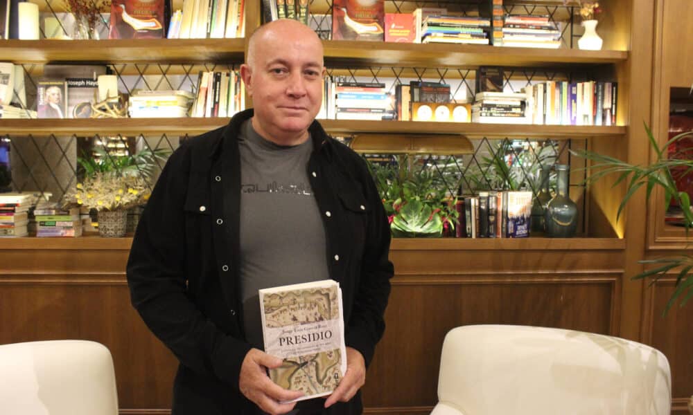 El historiador español Jorge Luis García con su último libro 'Presidio' en Madrid. Los presidios, que no eran cárceles ni fortalezas, sino grupos de soldados, fueron uno de los protagonistas de la expansión de España en Norteamérica durante trescientos años, aunque su historia en medio de luchas como las que les enfrentaron a los 'irreductibles' apaches es poco conocida. EFE/Luis Ángel Reglero