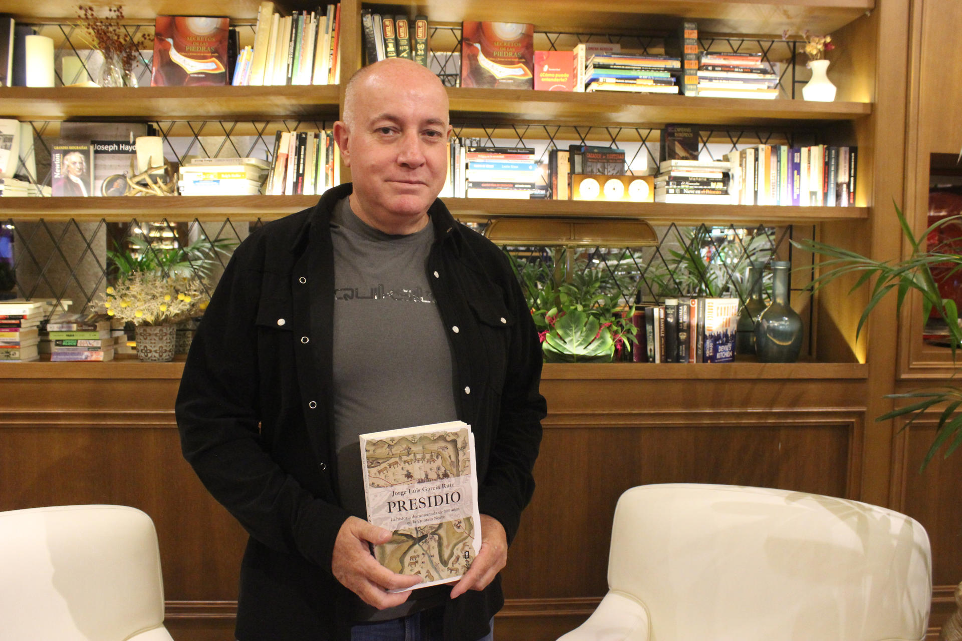 El historiador español Jorge Luis García con su último libro 'Presidio' en Madrid. Los presidios, que no eran cárceles ni fortalezas, sino grupos de soldados, fueron uno de los protagonistas de la expansión de España en Norteamérica durante trescientos años, aunque su historia en medio de luchas como las que les enfrentaron a los 'irreductibles' apaches es poco conocida. EFE/Luis Ángel Reglero