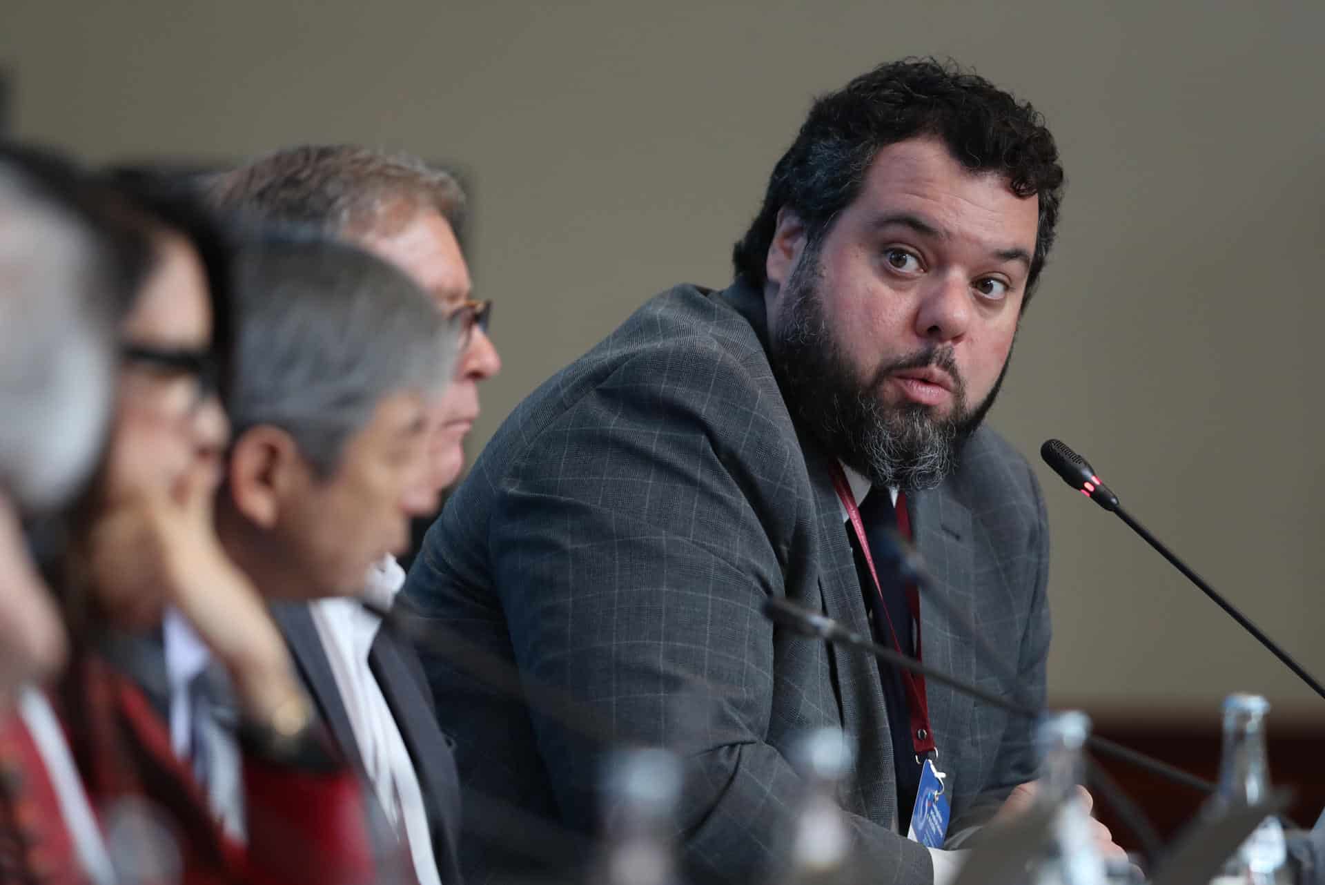 El representante del Grupo Banco Interamericano de Desarrollo en el Perú, Tompas Lopes-Teixeira, habla este jueves, en una sesión del cuadragésimo periodo de sesiones de la Comisión Económica para América Latina y el Caribe (Cepal), en Lima (Perú). EFE/ Paolo Aguilar