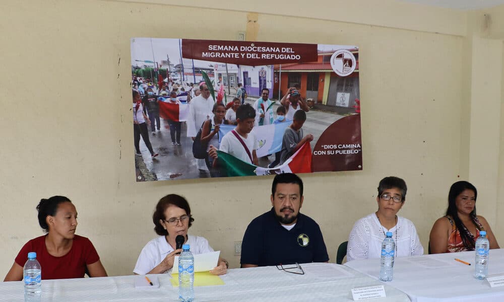 La migrante venezolana Joselin Rebeca Chirinos (i), la religiosa Ana Barbosa ( 2-i), el coordinador de la Dimensión Pastoral de la Movilidad Humana en la Diócesis de Tapachula, César Augusto Cañaveral (c), la misionera colombiana Marisela de los Santos López (2-d) y la migrante hondureña Karen Suyuapa Osorto (d) participan este miércoles, durante una conferencia de prensa en la ciudad de Tapachula, en el estado de Chiapas (México). EFE/Juan Manuel Blanco