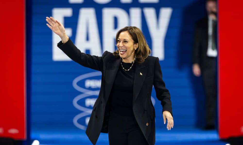 La vicepresidenta y candidata demócrata a la Casa Blanca, Kamala Harris, arriba a un mitin de campaña en Harrisburg, Pensilvania. EE.UU. EFE/EPA/Jim Lo Scalzo