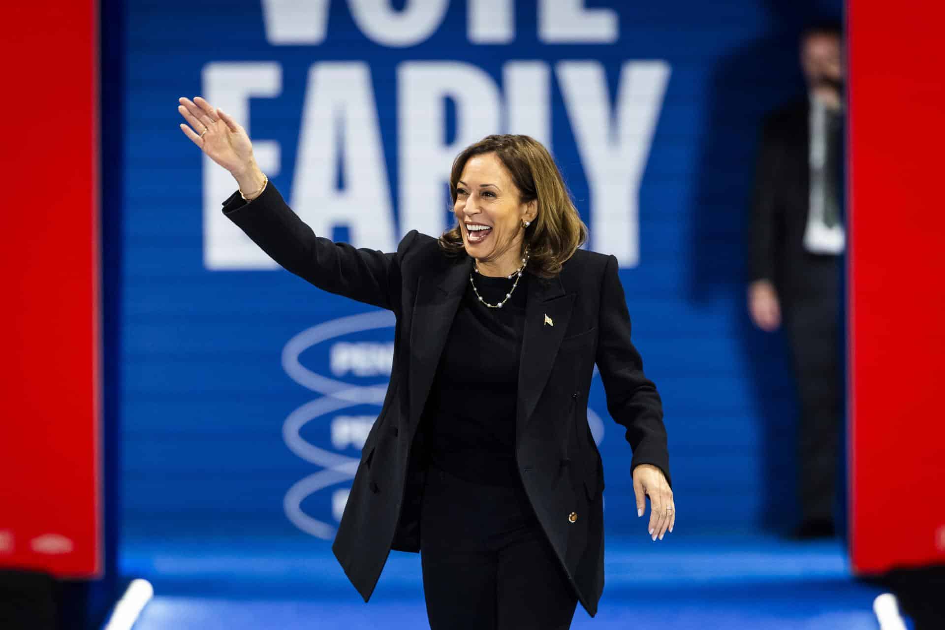 La vicepresidenta y candidata demócrata a la Casa Blanca, Kamala Harris, arriba a un mitin de campaña en Harrisburg, Pensilvania. EE.UU. EFE/EPA/Jim Lo Scalzo