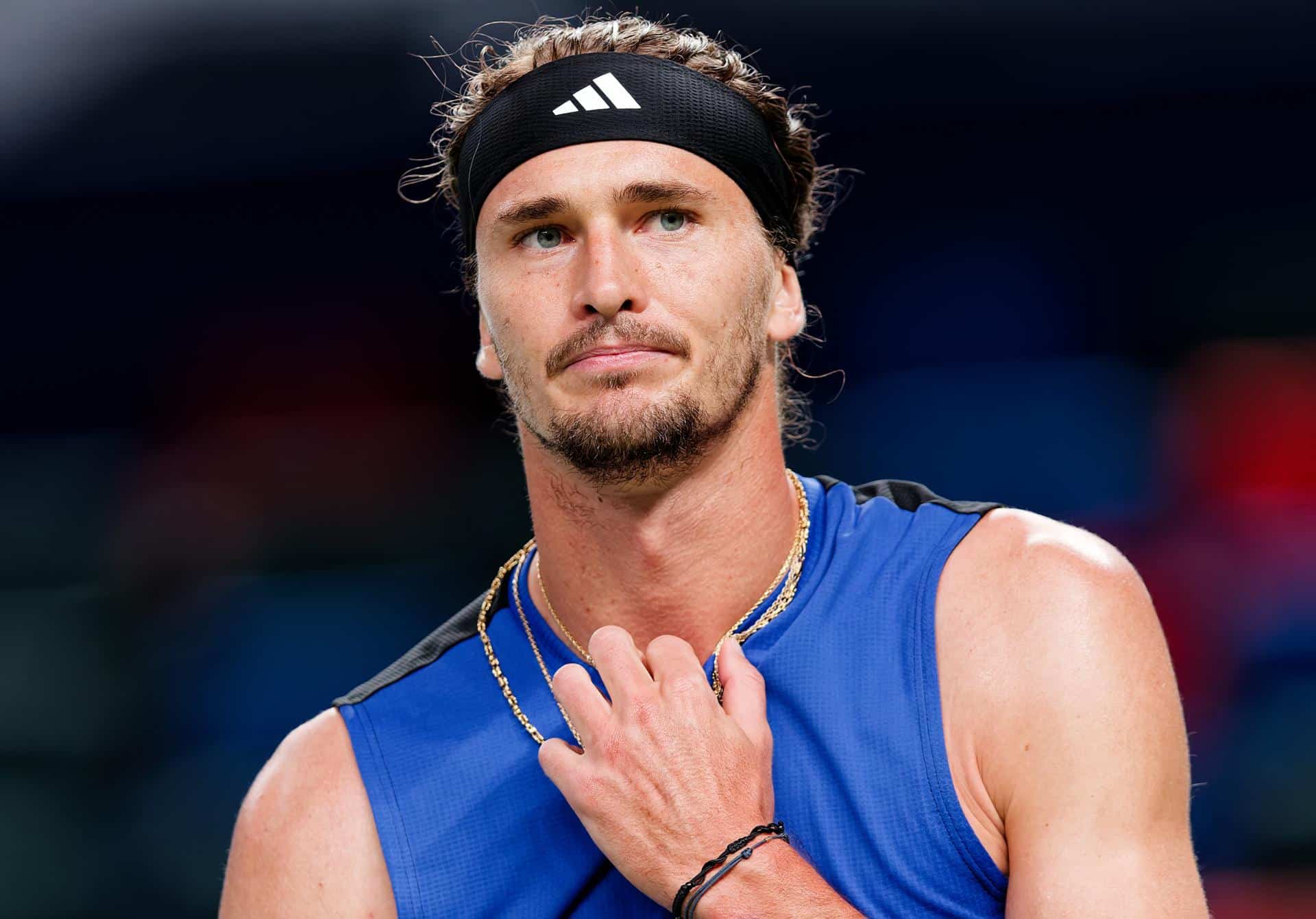 El tenista alemán Alexander Zverev durante el partido de dieciseisavos de final del torneo de Shanghai, China ante el belga David Goffin. EFE/EPA/ALEX PLAVEVSKI