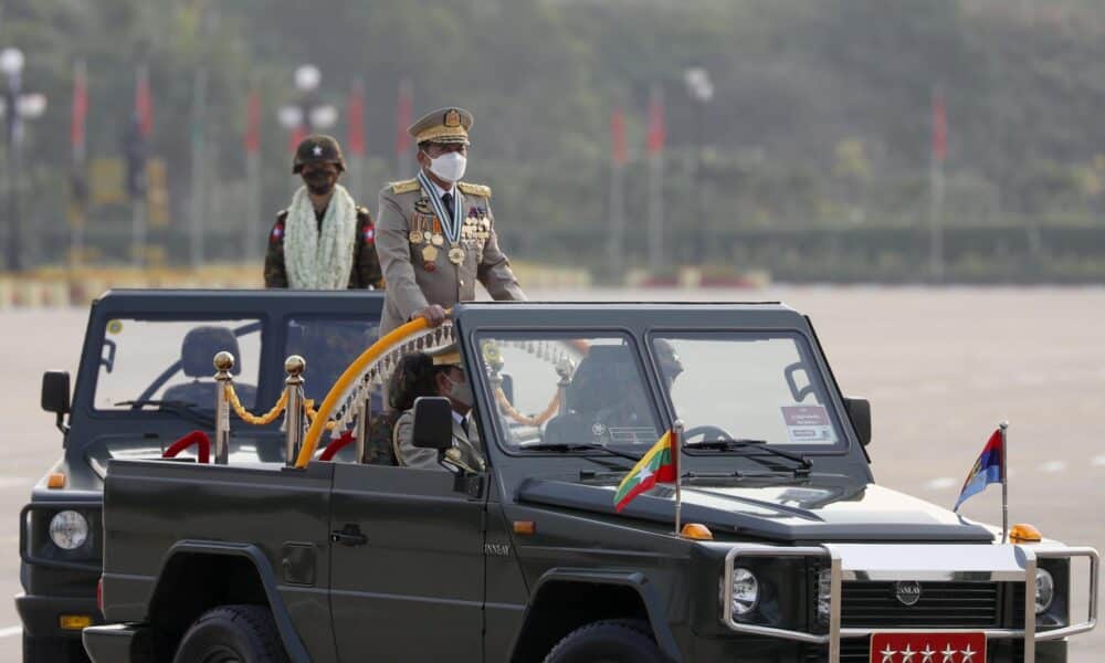 Naypyidaw (Myanmar), 27/03/2022.- Myanmar military Commander-in-Chief Senior General Min Aung Hlaing (R) participates in a parade during the 77th Armed Forces Day in Naypyidaw, Myanmar, 27 March 2022. (Birmania) EFE/EPA/NYEIN CHAN NAING