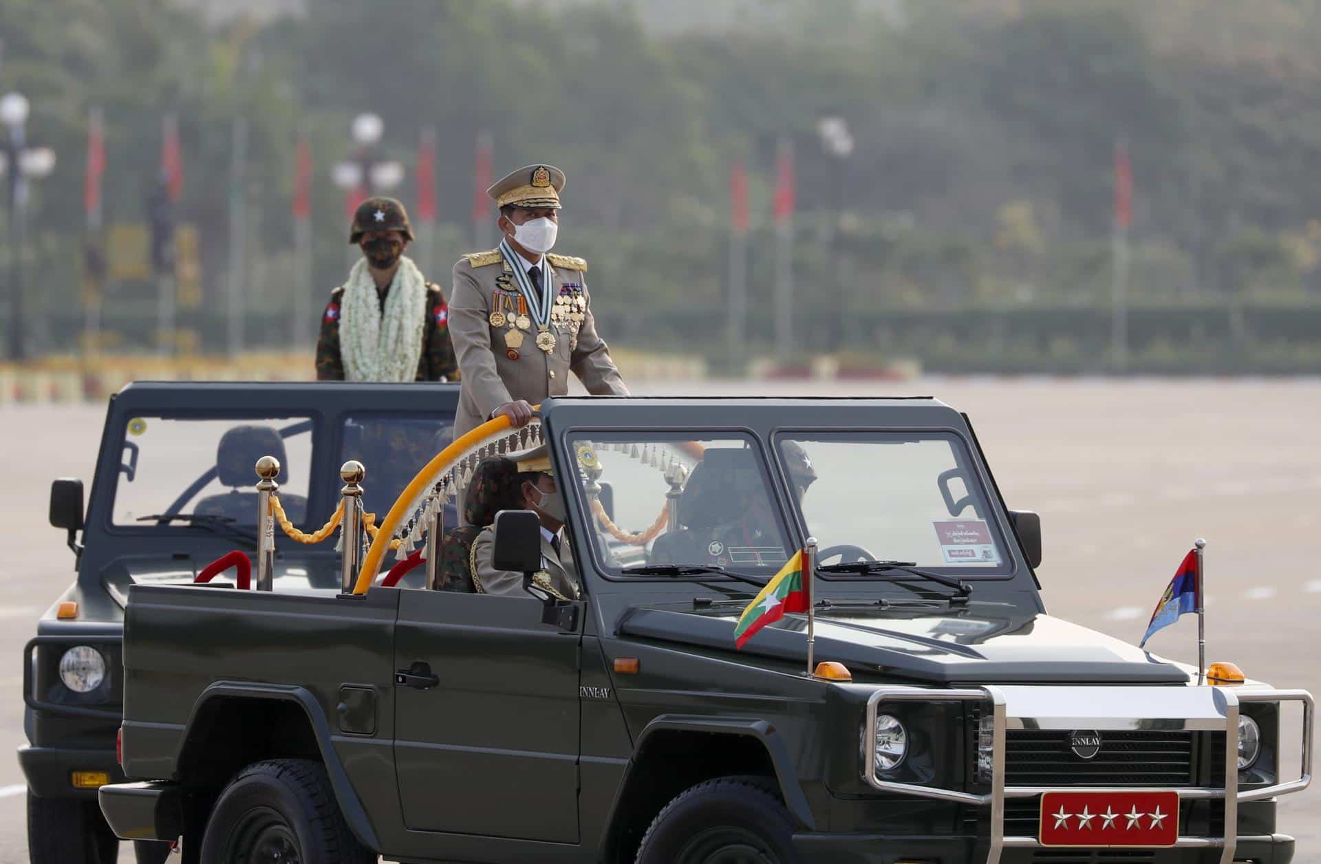 Naypyidaw (Myanmar), 27/03/2022.- Myanmar military Commander-in-Chief Senior General Min Aung Hlaing (R) participates in a parade during the 77th Armed Forces Day in Naypyidaw, Myanmar, 27 March 2022. (Birmania) EFE/EPA/NYEIN CHAN NAING