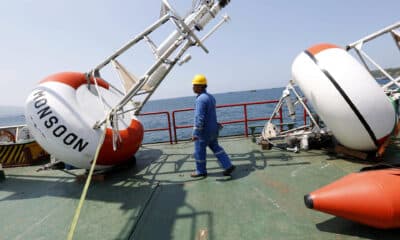 Foto de archivo de un trabajador inspeccionando una boya de detección de tsunamis en Indonesia. EPA/HOTLI SIMANJUNTAK