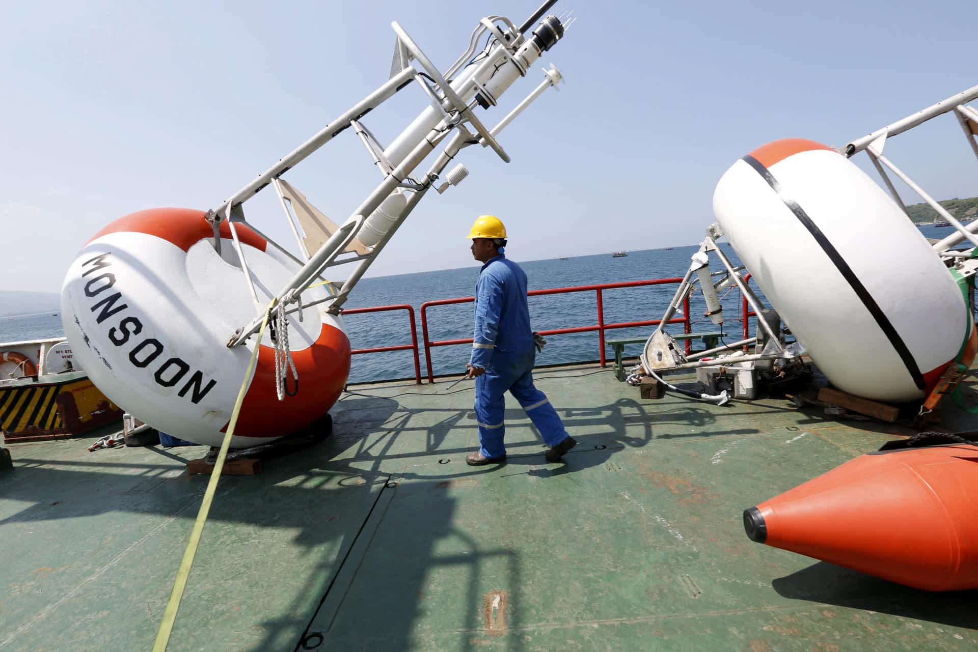 Foto de archivo de un trabajador inspeccionando una boya de detección de tsunamis en Indonesia. EPA/HOTLI SIMANJUNTAK