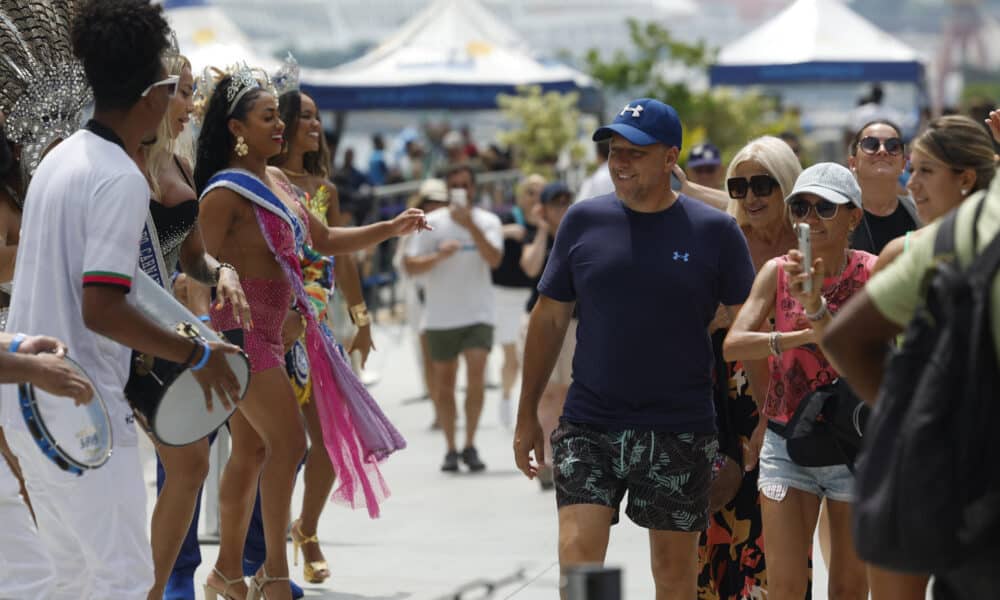 Imagen de archivo de turistas de un crucero marítimo que son recibidos por el Rey Momo, por la Reina y por la princesa del carnaval de Río de Janeiro. EFE/ Antonio Lacerda