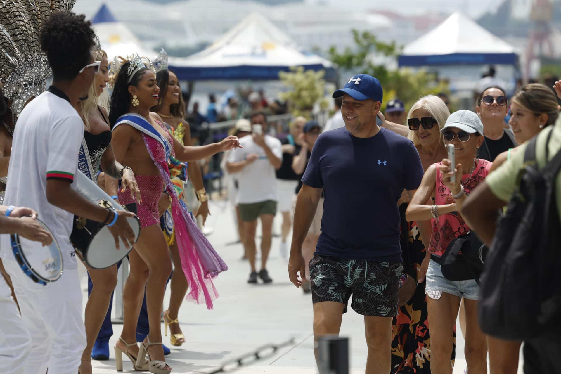 Imagen de archivo de turistas de un crucero marítimo que son recibidos por el Rey Momo, por la Reina y por la princesa del carnaval de Río de Janeiro. EFE/ Antonio Lacerda