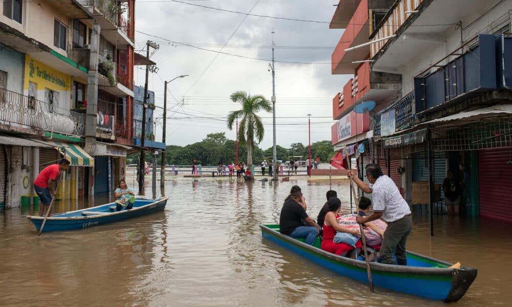 Personas se transportan en bote por una calle inundada en el municipio de Minatitlán (México). EFE/ Angel Hernández