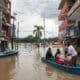 Personas se transportan en bote por una calle inundada en el municipio de Minatitlán (México). EFE/ Angel Hernández