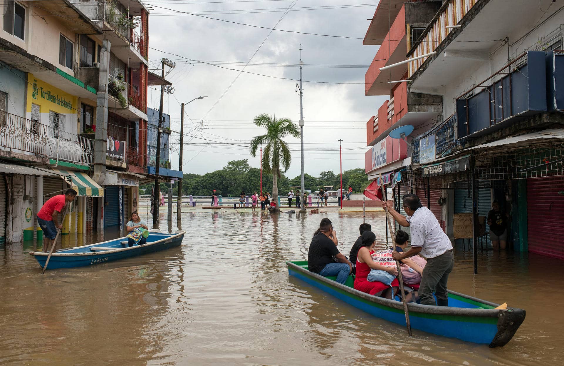 Personas se transportan en bote por una calle inundada en el municipio de Minatitlán (México). EFE/ Angel Hernández