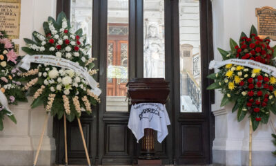 Fotografía de la urna que contiene los restos de Luis Eduardo Arigón durante una ceremonia este miércoles, en la Universidad de la República en Montevideo (Uruguay). EFE/ Sofía Torres