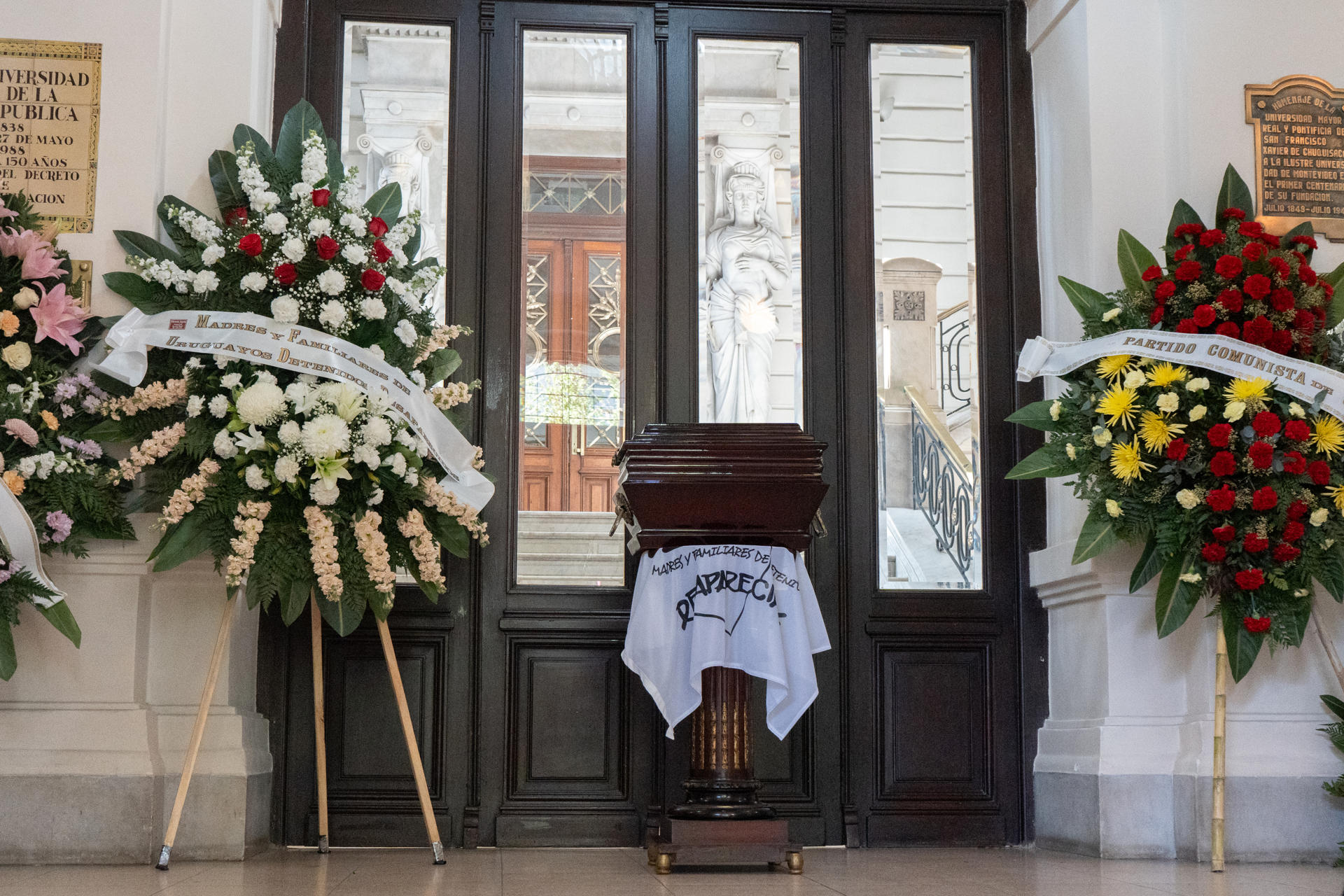 Fotografía de la urna que contiene los restos de Luis Eduardo Arigón durante una ceremonia este miércoles, en la Universidad de la República en Montevideo (Uruguay). EFE/ Sofía Torres