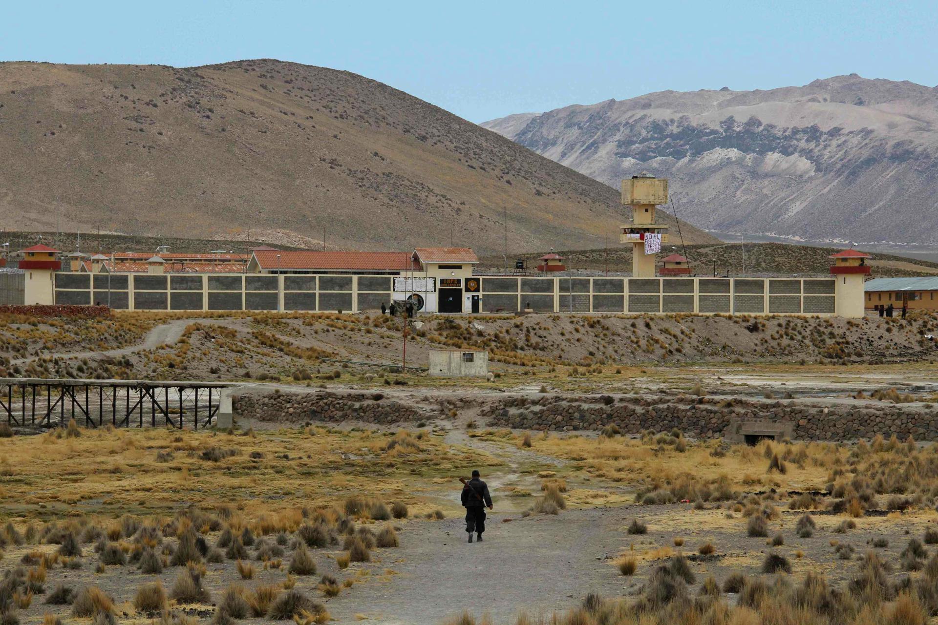 Fotografía de archivo en donde se ve la cárcel de máxima seguridad de Challapalca, ubicada en un remoto paraje andino del sur de Perú. EFE/STR