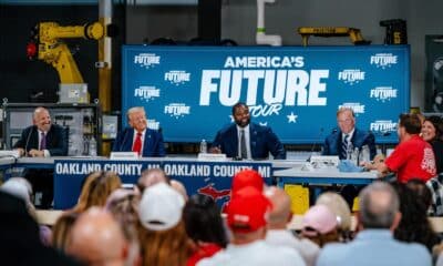 El candidato presidencial republicano de EE.UU. Donald J. Trump (2-I) participa en una mesa redonda con miembros de la comunidad organizada por el grupo 'Building America's Future' en Engineering Design Services Inc. el 18 de octubre de 2024 en Auburn Hills, Michigan, EE. UU. EFE/EPA/Nick Hagen