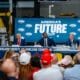 El candidato presidencial republicano de EE.UU. Donald J. Trump (2-I) participa en una mesa redonda con miembros de la comunidad organizada por el grupo 'Building America's Future' en Engineering Design Services Inc. el 18 de octubre de 2024 en Auburn Hills, Michigan, EE. UU. EFE/EPA/Nick Hagen