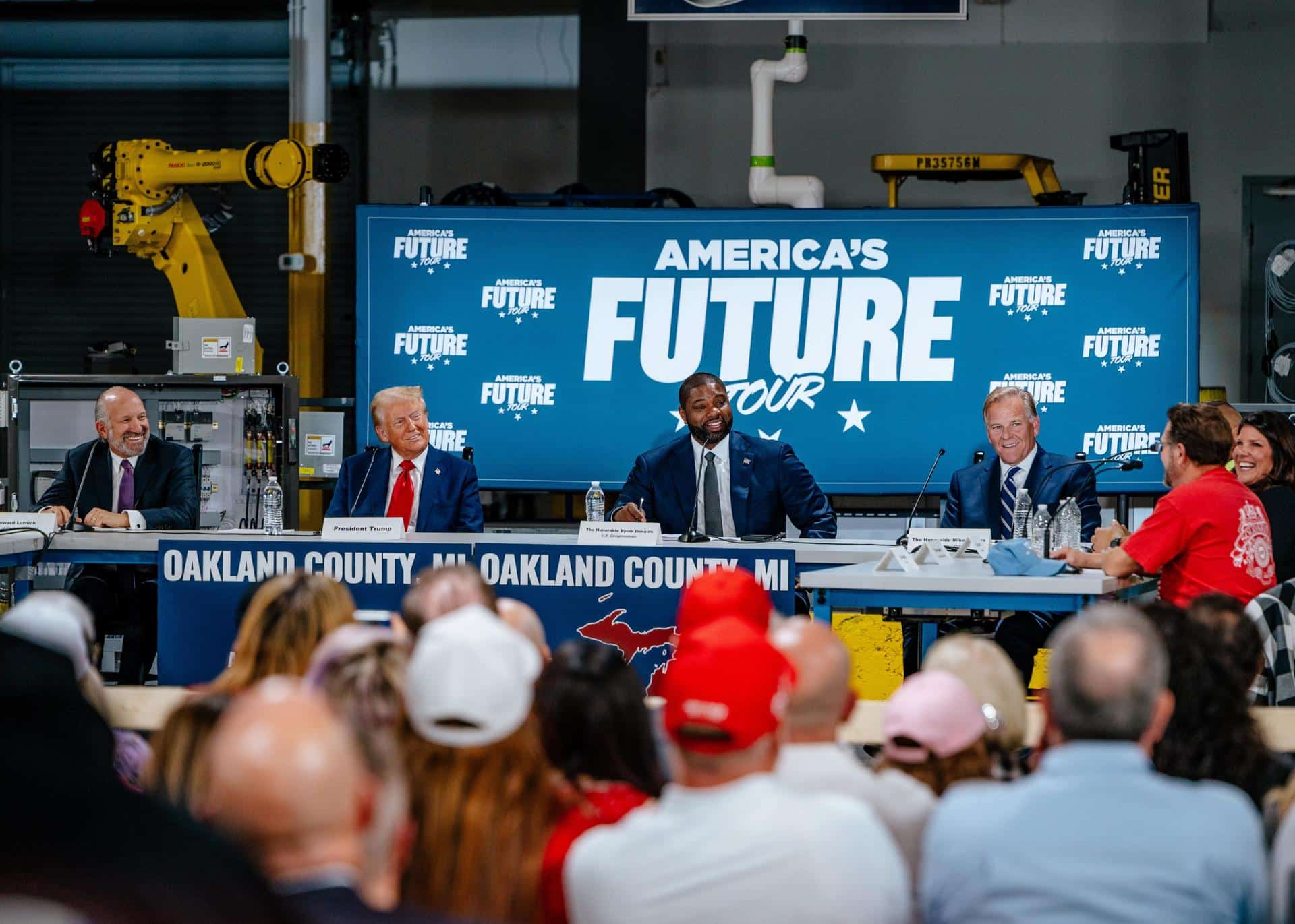 El candidato presidencial republicano de EE.UU. Donald J. Trump (2-I) participa en una mesa redonda con miembros de la comunidad organizada por el grupo 'Building America's Future' en Engineering Design Services Inc. el 18 de octubre de 2024 en Auburn Hills, Michigan, EE. UU. EFE/EPA/Nick Hagen