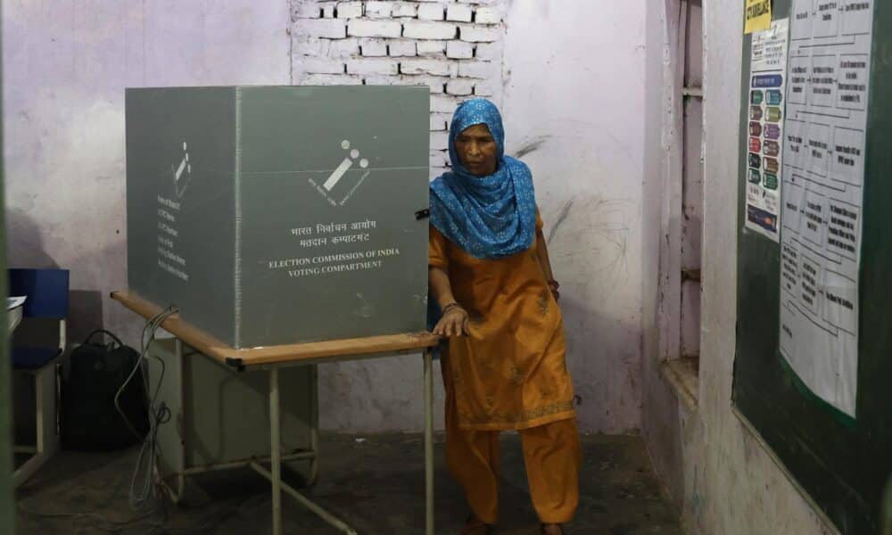 Una mujer vota en un colegio electoral durante las elecciones regionales en el estado indio de Haryana, en Faridabad, India, el 5 de octubre de 2024. EFE/EPA/RAJAT GUPTA