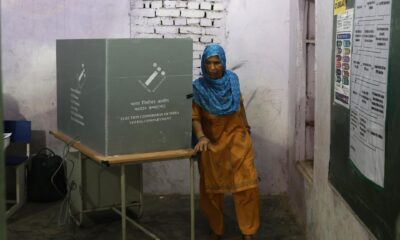 Una mujer vota en un colegio electoral durante las elecciones regionales en el estado indio de Haryana, en Faridabad, India, el 5 de octubre de 2024. EFE/EPA/RAJAT GUPTA