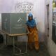 Una mujer vota en un colegio electoral durante las elecciones regionales en el estado indio de Haryana, en Faridabad, India, el 5 de octubre de 2024. EFE/EPA/RAJAT GUPTA