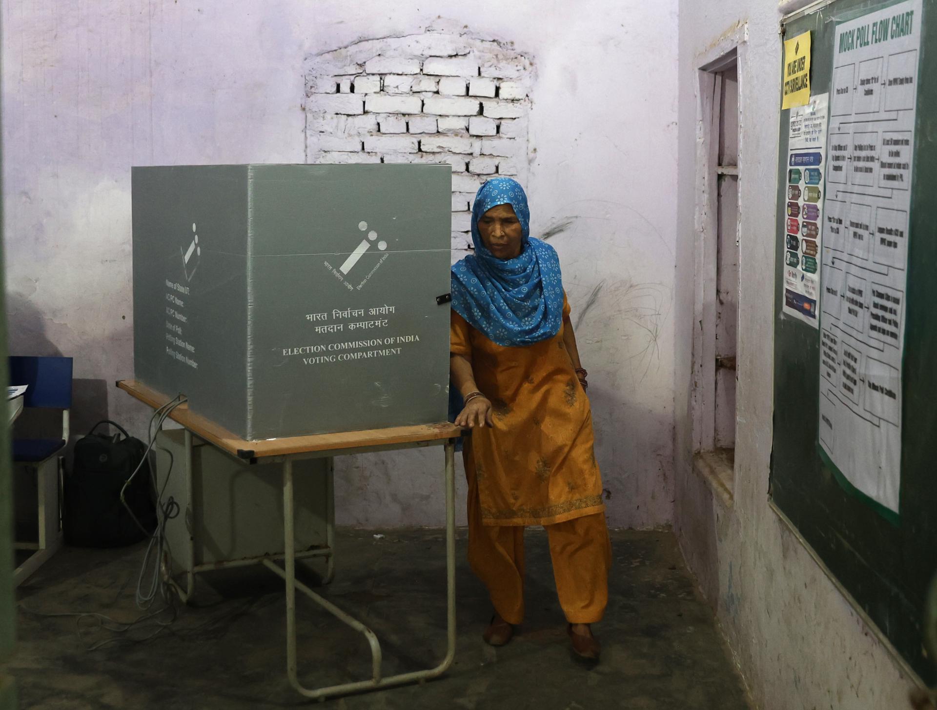 Una mujer vota en un colegio electoral durante las elecciones regionales en el estado indio de Haryana, en Faridabad, India, el 5 de octubre de 2024. EFE/EPA/RAJAT GUPTA