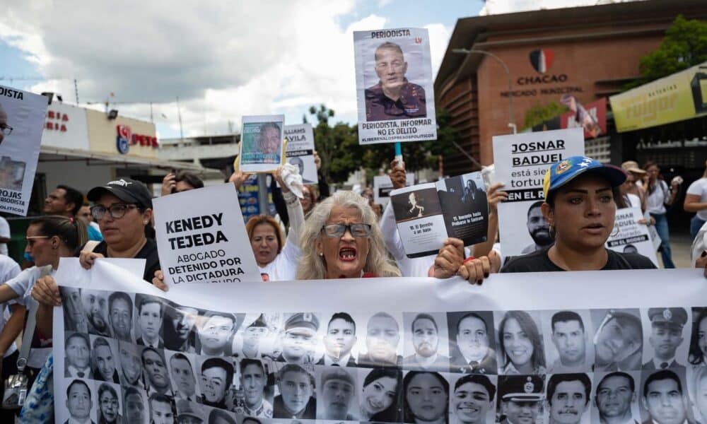 Familiares de presos políticos en Venezuela gritan consignas exigiendo su libertad. EFE/ Ronald Peña R.