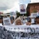 Familiares de presos políticos en Venezuela gritan consignas exigiendo su libertad. EFE/ Ronald Peña R.