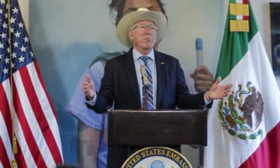 El embajador de Estados Unidos en México, Ken Salazar habla durante una rueda de prensa este jueves en la Ciudad de México (México). EFE/Isaac Esquivel