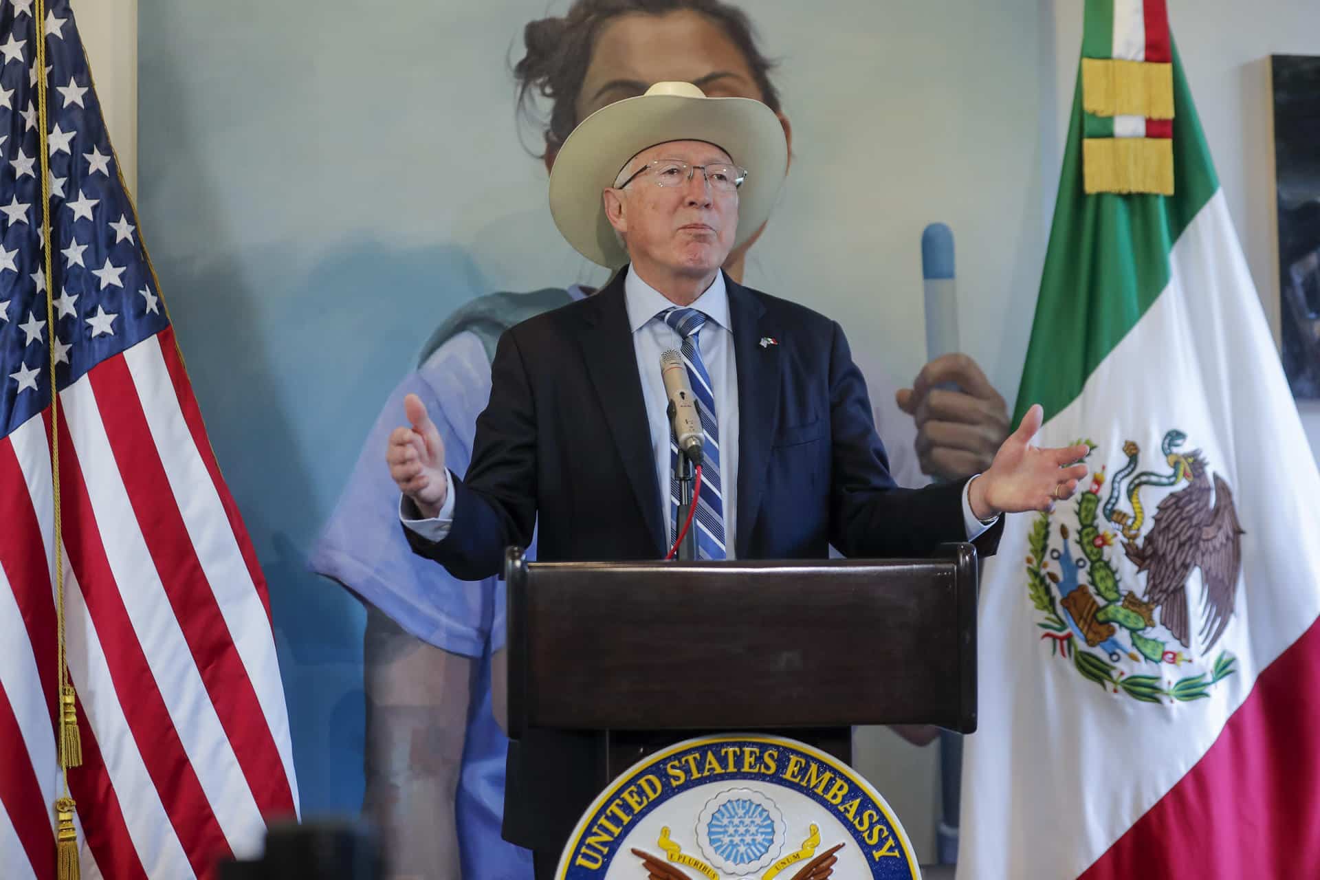 El embajador de Estados Unidos en México, Ken Salazar habla durante una rueda de prensa este jueves en la Ciudad de México (México). EFE/Isaac Esquivel