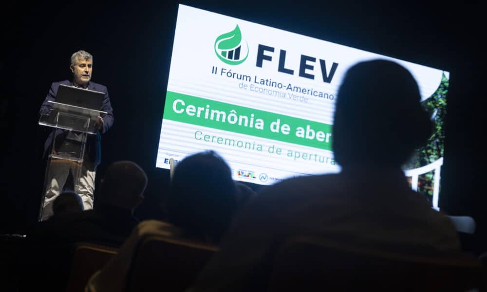 El presidente de la Agencia EFE, Miguel Ángel Oliver, habla durante la apertura del II Foro Latinoamericano de Economía Verde, este martes, en la ciudad de São Paulo (Brasil). EFE/ Isaac Fontana