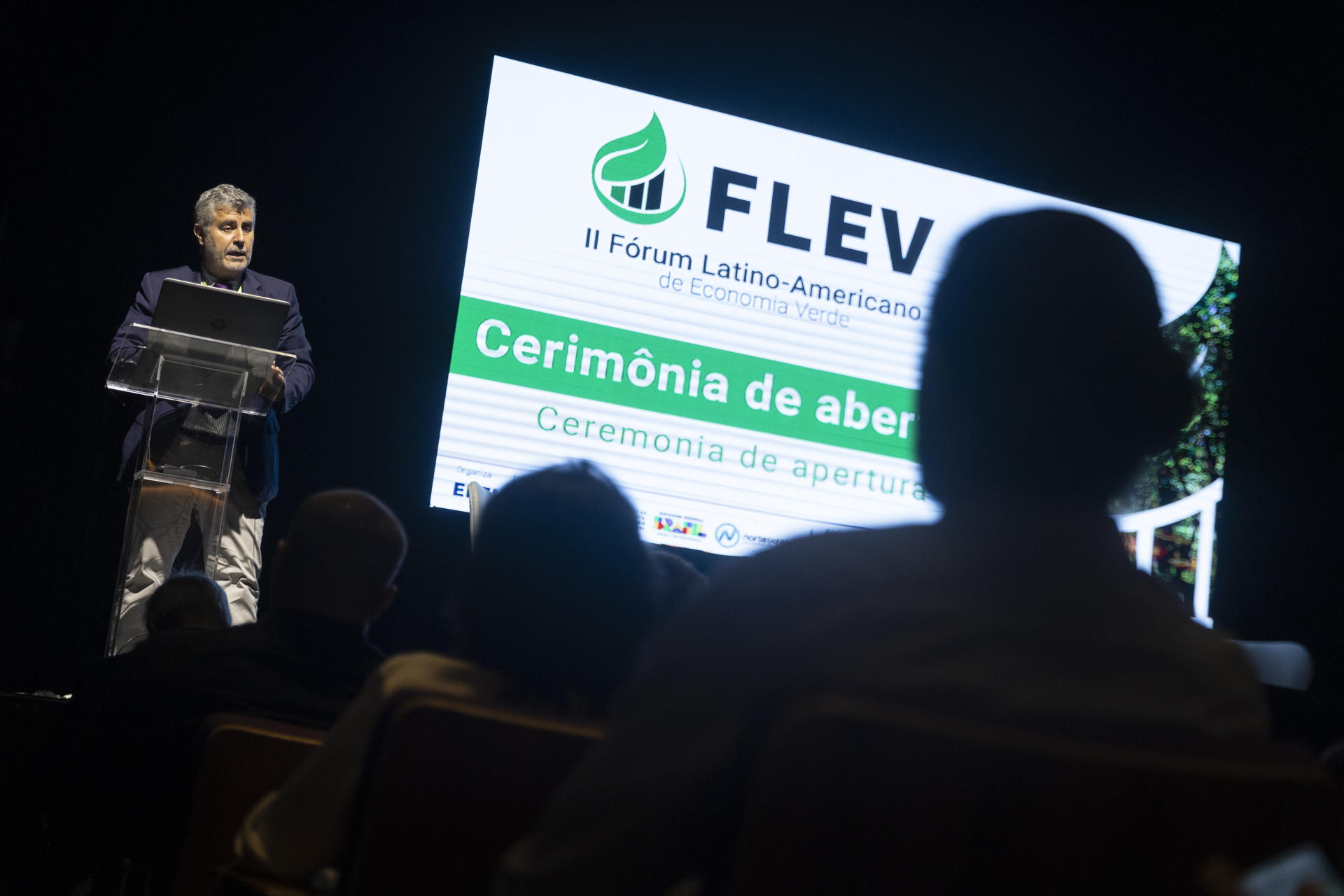 El presidente de la Agencia EFE, Miguel Ángel Oliver, habla durante la apertura del II Foro Latinoamericano de Economía Verde, este martes, en la ciudad de São Paulo (Brasil). EFE/ Isaac Fontana