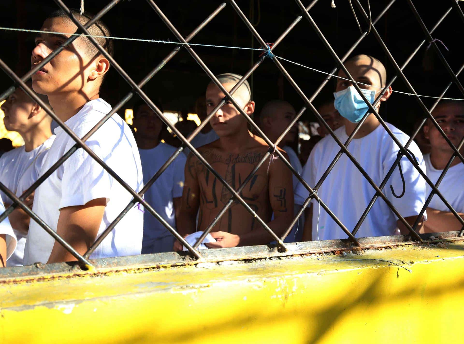 Fotografía de reos en una cárcel de El Salvador. EFE/ Miguel Lemus