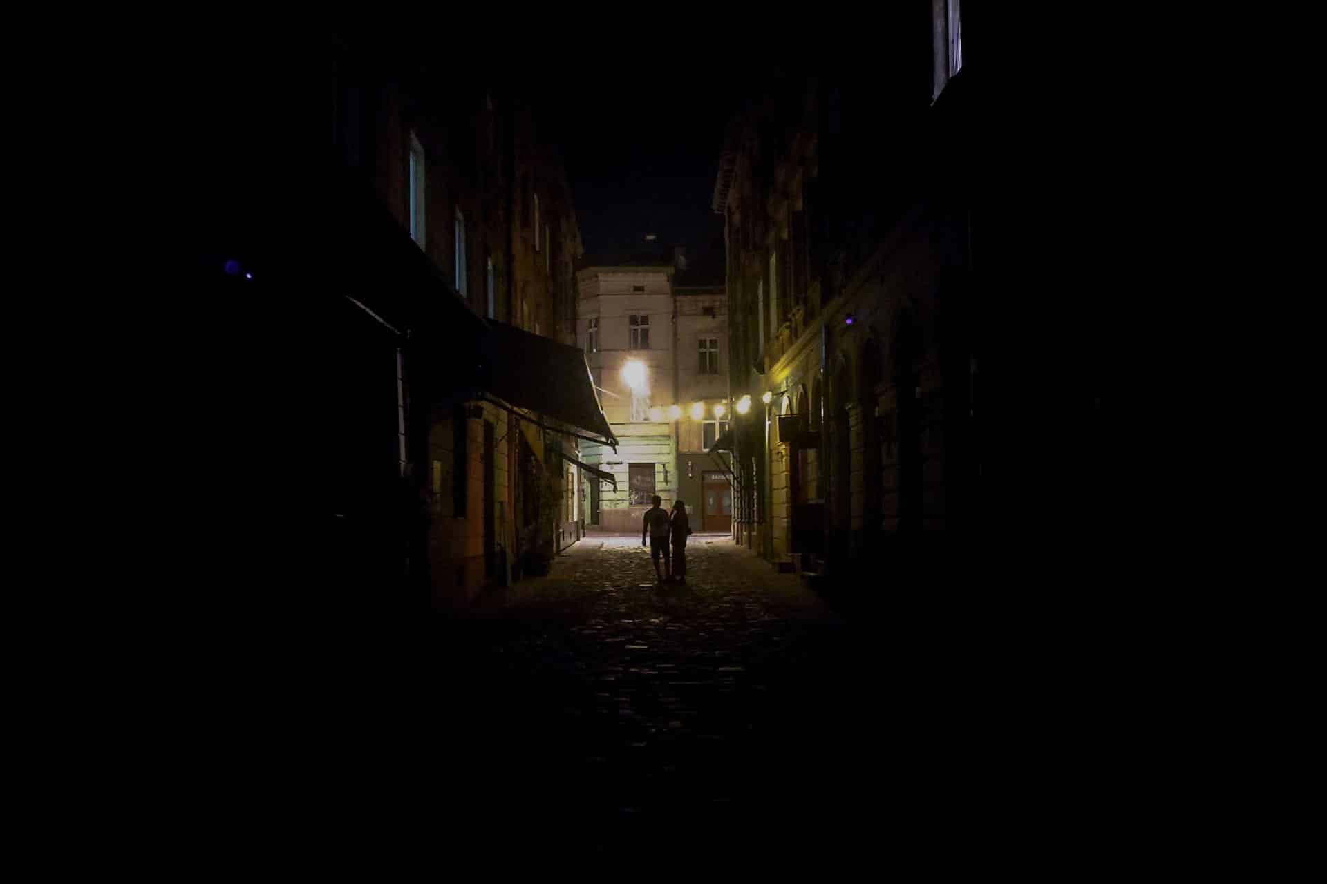 Foto archivo. Vista de una calle de la ciudad de Leópolis, que alternan luz y oscuridad ya que se vieron afectadas por cortes de electricidad en las dos últimas semanas tras el último ataque masivo ruso contra la infraestructura energética..-EFE / Rostyslav Averchuk
 
LEÓPOLIS, 09/09/2024.-Vista de una calle de la ciudad de Leópolis, que alternan luz y oscuridad ya que se vieron afectadas por cortes de electricidad en las dos últimas semanas tras el último ataque masivo ruso contra la infraestructura energética. En los últimos días, han vuelto a llenarse de luz, ya que la situación ha mejorado, pero los habitantes se preparan para sufrir cortes de electricidad más prolongados, ya que se espera que pronto se produzcan más ataques rusos".-EFE / Rostyslav Averchuk