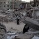 Una mujer palestina pasa junto a casas destruidas en Jan Yunis, en el sur de la Franja de Gaza, el 20 de octubre de 2024. EFE/EPA/HAITHAM IMAD