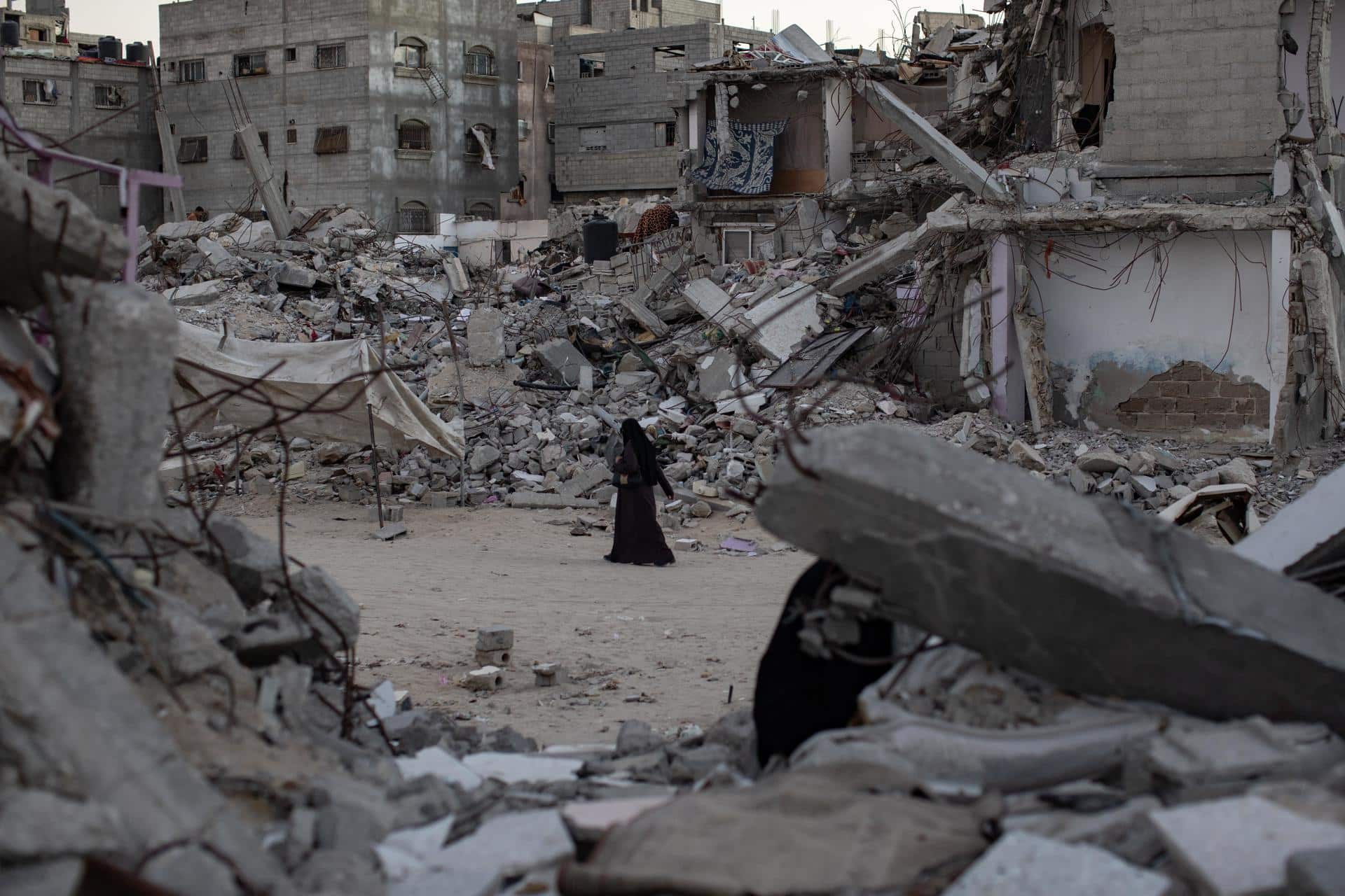 Una mujer palestina pasa junto a casas destruidas en Jan Yunis, en el sur de la Franja de Gaza, el 20 de octubre de 2024. EFE/EPA/HAITHAM IMAD