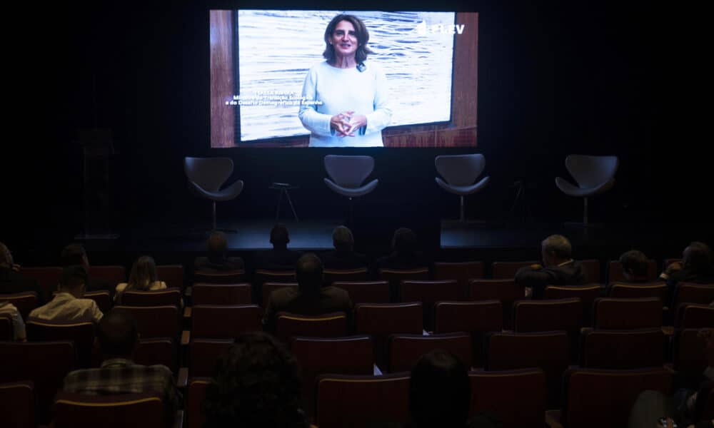 La vicepresidenta y ministra para la Transición Ecológica de España, Teresa Ribera (en pantalla) habla durante la apertura del II Foro Latinoamericano de Economía Verde este martes, en la ciudad de São Paulo (Brasil). EFE/ Isaac Fontana