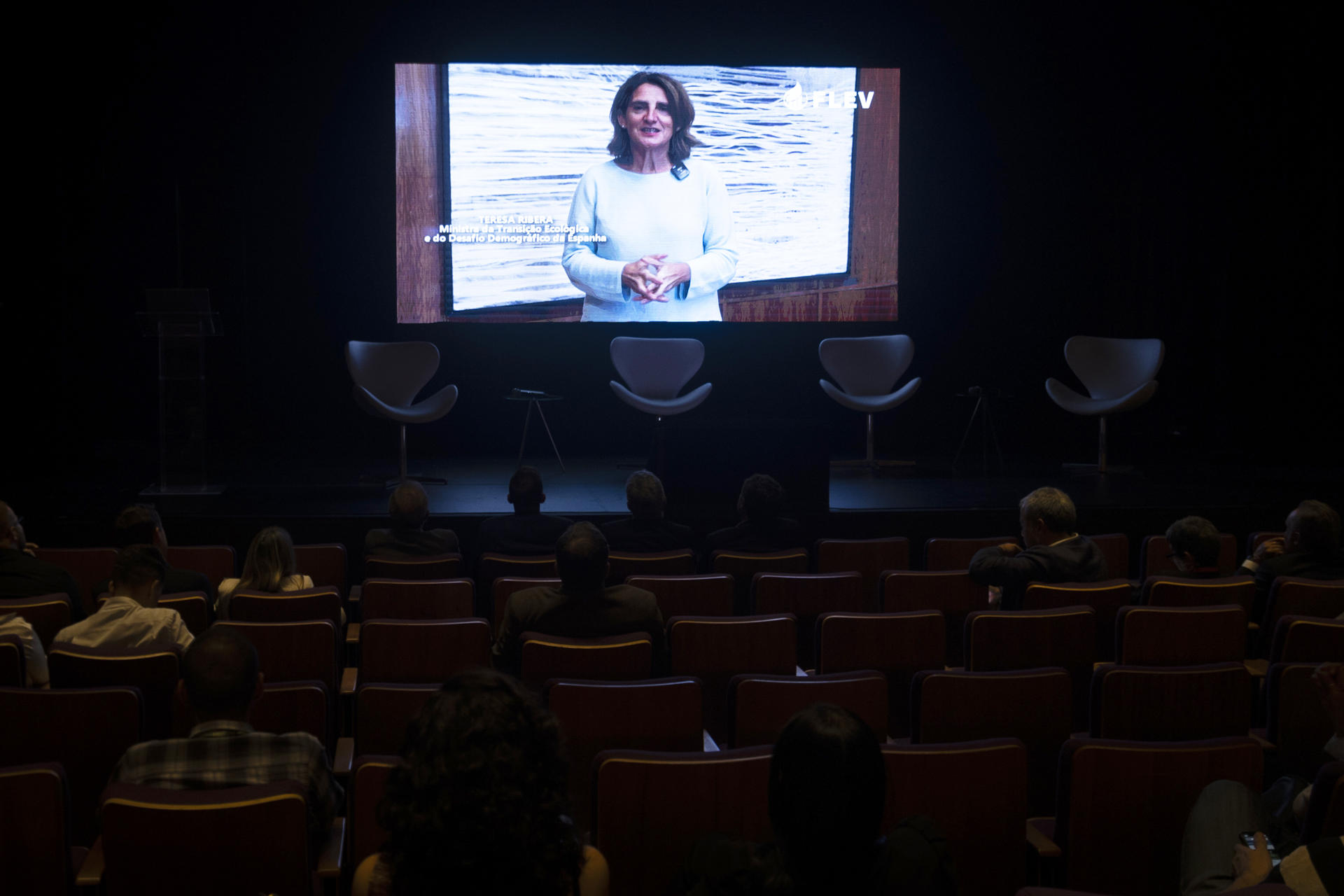 La vicepresidenta y ministra para la Transición Ecológica de España, Teresa Ribera (en pantalla) habla durante la apertura del II Foro Latinoamericano de Economía Verde este martes, en la ciudad de São Paulo (Brasil). EFE/ Isaac Fontana