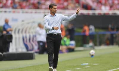 El entrenador del Guadalajara Fernando Gago reacciona durante un partido por la jornada 4 del torneo Apertura 2024 de la Liga MX celebrado en el estadio Akron en la ciudad de Guadalajara, Jalisco (México). Archivo. EFE/Francisco Guasco