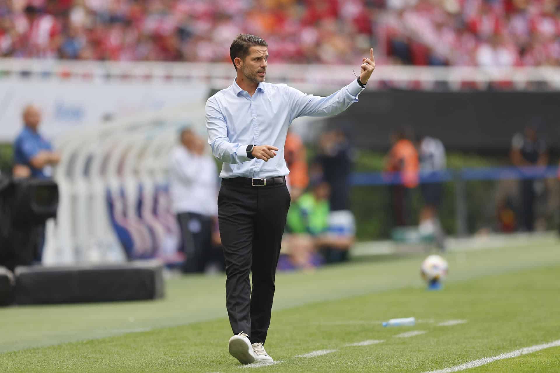 El entrenador del Guadalajara Fernando Gago reacciona durante un partido por la jornada 4 del torneo Apertura 2024 de la Liga MX celebrado en el estadio Akron en la ciudad de Guadalajara, Jalisco (México). Archivo. EFE/Francisco Guasco