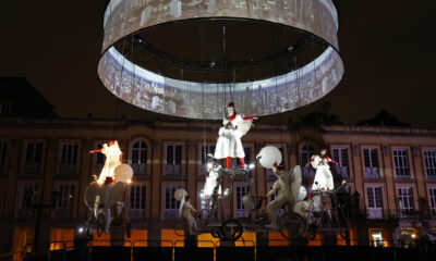 Artistas presentan la obra 'Pedaleando al cielo' de la compañía belga Theater Tol, este viernes en la Plaza de Bolívar en Bogotá (Colombia). EFE/ Mauricio Dueñas Castañeda