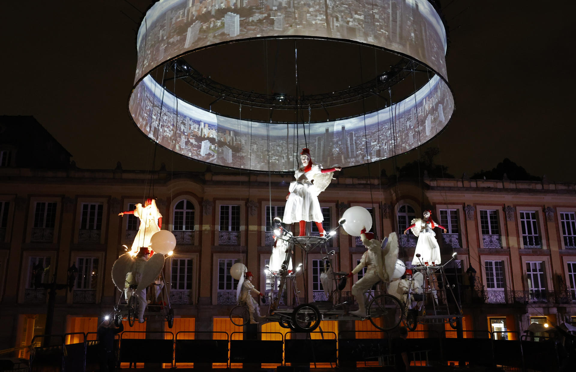 Artistas presentan la obra 'Pedaleando al cielo' de la compañía belga Theater Tol, este viernes en la Plaza de Bolívar en Bogotá (Colombia). EFE/ Mauricio Dueñas Castañeda