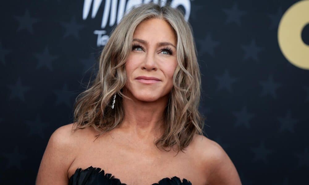 Fotografía de archivo del 14 de enero de 2024 de la actriz estadounidense Jennifer Aniston durante la edición 29 de los premios Critics Choice en el Barker Hangar en Santa Monica, California (EE.UU.). EFE/Allison Dinner